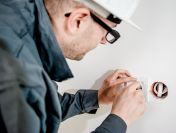 Elektryk budowlany 2200 euro i darmowy pokój 1-os