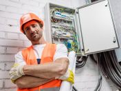 Elektronik podłączanie elektryki i elektroniki w maszynach