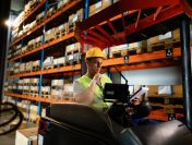 Magazynier, operator wózka wysokiego składu