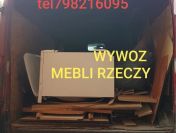 Znoszenie Wywóz starych mebli gruzu rzeczy do wyrzucenia