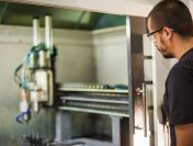 Operator CNC, blisko granicy, 2300 Euro netto, darmowy pokój
