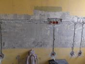 Elektryk wymina instalacji elektrycznej