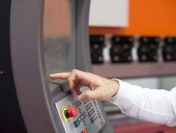 Operator prasy krawędziowej CNC (Haldenwang MA-GL-DE)