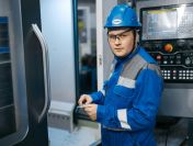 Pracownik produkcji blisko granicy (Hohenmölsen-CM-FT-DE)