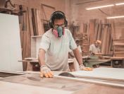 Stolarz - produkcja mebli łazienkowych (Greding-BD-BH-DE)