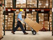 Magazynier w sortowni kurierskiej