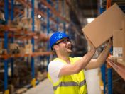 Pracownik sortowni kurierskiej GLS